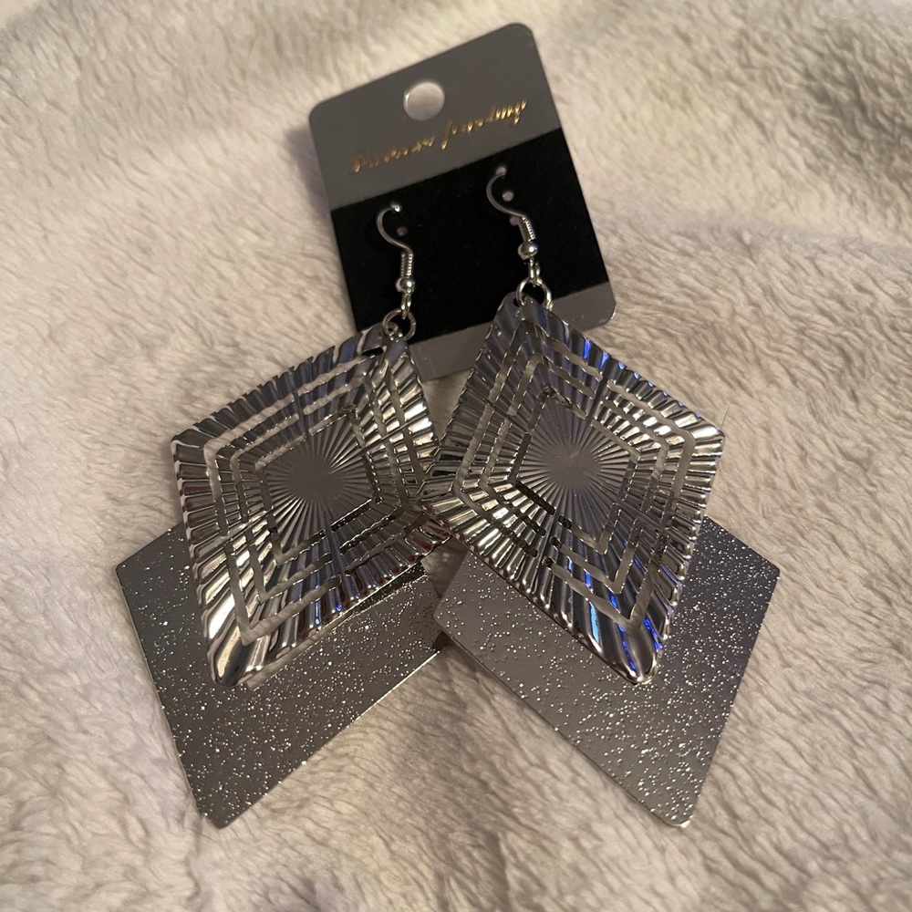 ⭐️3/$25⭐️ NWT Silver Diamond Dangle Earrings